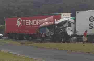 Nova Laranjeiras - Colisão entre 3 caminhões deixa 5 feridos